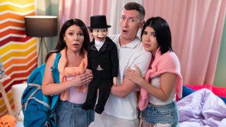 [FakeHostel] Lady Dee, Lola Bratz – The Haunted Dirty Dummy (Halloween)