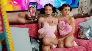 [StepSiblings] Delilah Dagger, Bianca Bangs – Two Pussies, One Dildo, and a Cock: A True Work of Art